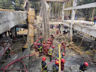 রাজশাহী বিশ্ববিদ্যালয়ে ধসে পড়ল নির্মাণাধীন ভবনের ছাদ। ছবি; দেশ রূপান্তর