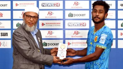 ম্যাচ সেরার পুরস্কার নিচ্ছেন হৃদয়। ছবি: বাফুফে