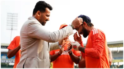 রজত পতিদারকে টেস্ট ক্যাপ পড়িয়ে দিচ্ছন সাবেক পেসার জহির খান