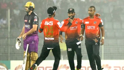 তানভির নেন ১৩ রানে ৪ উইকেট