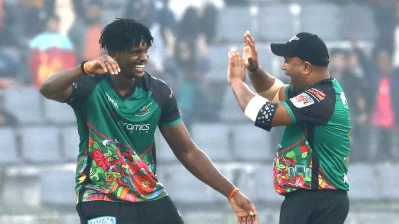 ম্যাচ সেরা এনগারাভার উইকেট উদযাপনে ৩ ওভারে ৮ রান দেয়া সামিত প্যাটেল। ছবি: দেশ রূপান্তর