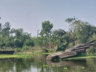 সেতুর অভাবে। ছবি: দেশ রূপান্তর