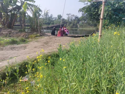 সেতুর অভাবে। ছবি: দেশ রূপান্তর