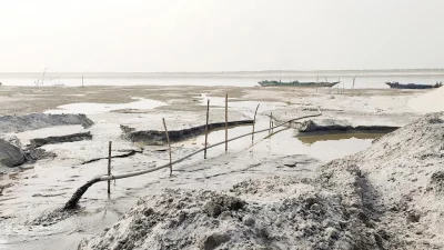 যমুনা নদীতে অবৈধভাবে বালু উত্তোলন। ছবি: দেশ রূপান্তর