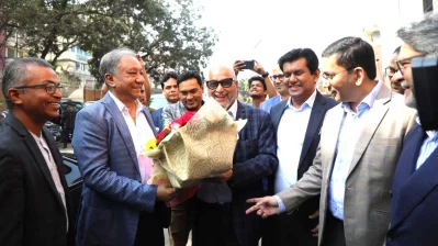 ফুল দিয়ে বরণ করে নেওয়া হচ্ছে সভাপতি নাজমুল হাসান পাপনকে