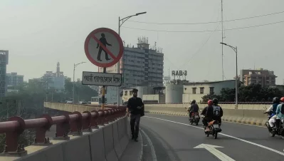 হানিফ ফ্লাইওভারে পথচারি। ছবি: দেশ রূপান্তর