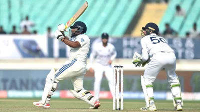 ৬৬ বলে ৬২ রানের ঝকঝকে ইনিংস খেলেন অভিষিক্ত সরফরাজ খান 
