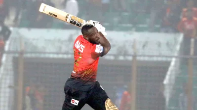 ১২ বলে ৪৩ রানের ক্যামিও খেলার পথে আন্দ্রে রাসেল। ছবি: আকমাল হোসেন