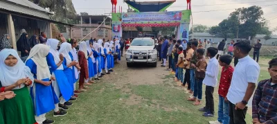 মন্ত্রীকে স্বাগত জানাতে দাঁড়িয়ে আছে শিক্ষার্থীরা