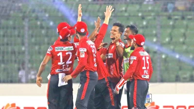 সাইফ এক ওভারেই নেন জোড়া শিকার