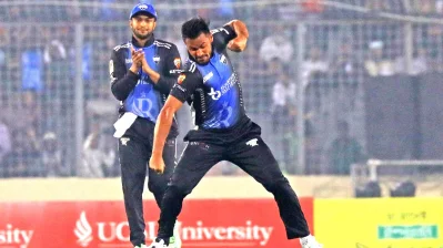 রনি দুই বলের ব্যবধানে ফেরান তামিম ও মিরাজকে
