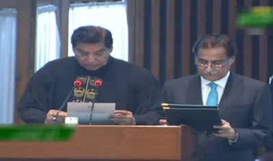 আয়াজ সাদিককে শপথ বাক্য পাঠ করান বিদায়ী স্পিকার রাজা পারভেজ আশরাফ