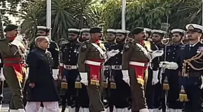 নবনির্বাচিত প্রধানমন্ত্রীকে গার্ড অব অনার দেওয়া হচ্ছে