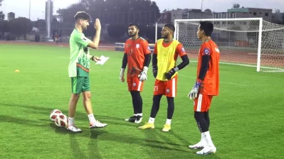 গোলকিপার কোচ মিগেল আনহেল আনিদোর সঙ্গে জিকো. মিতুল ও শ্রাবণ