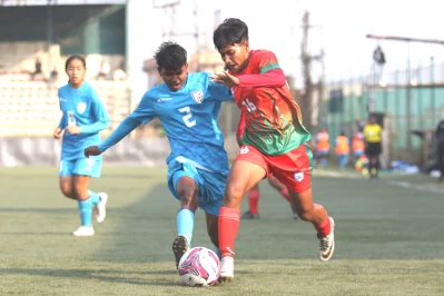 দ্বিতীয়ার্ধে উজ্বীবিত ফুটবলে সমতা ফেরায় বাংলাদেশ