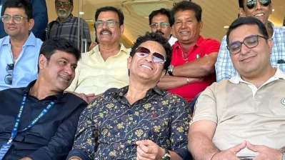 ওয়াংখেড়েতে বসে হাস্যোজ্জ্বল মুখেই নিজের রেকর্ড ভাঙার সাক্ষী হন শচিন