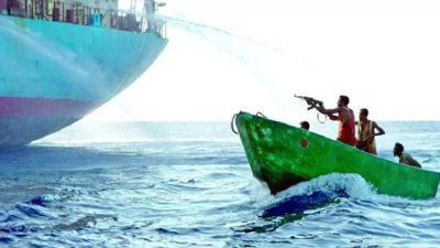বড় জাহাজগুলোর কাছে পৌঁছাতে ছোট ছোট মটর চালিত নৌকা ব্যবহার করে তারা