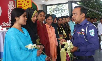 উত্তীর্ণদের জেলা পুলিশের পক্ষ থেকে ফুল দিয়ে বরণ করা হয়।