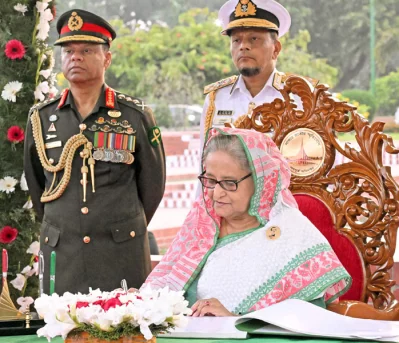 পরিদর্শন বইয়ে প্রধানমন্ত্রীর স্বাক্ষর। ছবি: ফোকাস বাংলা