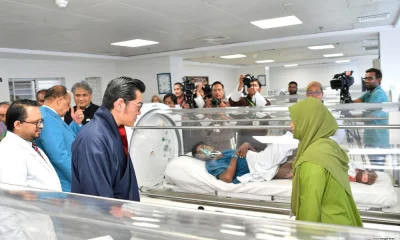 শেখ হাসিনা জাতীয় বার্ন অ্যান্ড প্লাস্টিক সার্জারি ইনস্টিটিউট পরিদর্শনে ভুটানের রাজা, স্বাস্থ্যমন্ত্রী ও সায়মা ওয়াজেদ। ছবি: ফোকাস বাংলা