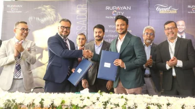 চুক্তি স্বাক্ষর শেষে রূপায়ণ সিটির সিইও এম মাহবুবুর রহমান ও সাকিব আল হাসান। ছবি: দেশ রূপান্তর
