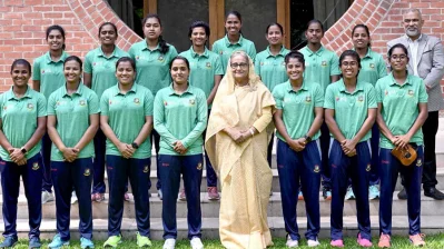 প্রধানমন্ত্রীর সঙ্গে নারী ক্রিকেটাররা।