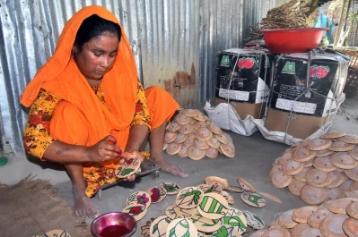 রঙ করা হচ্ছে শিশুদের খেলনা গাড়ি টমটম।