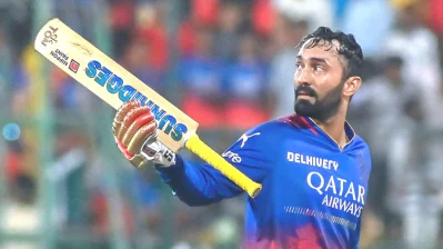 ৩৫ বলে ৮৩ রান করেন দীনেশ কার্তিক