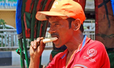 গরমে তৃষ্ণা মেটাতে আইস্ক্রিম খাচ্ছেন এক রিকশাচালক। ছবি : ফোকাস বাংলা