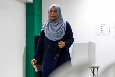 ভোটাধিকার প্রয়োগ করেন ফার্স্ট লেডি সাজিদা মোহাম্মদ। ছবি: সান এমভি
