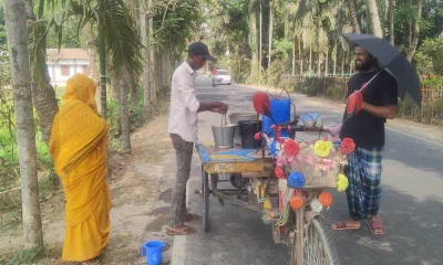 নিজের বাড়ির নলকূপে পানি না থাকায় ভ্যানে করে পানি আনছেন অনেকে। ছবি: দেশ রূপান্তর