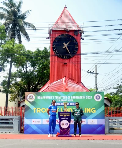 ঐতিহাসিক আলী আমজাদ ঘড়ির সামনে ট্রফি নিয়ে ফটোসেশনে দুই অধিনায়ক