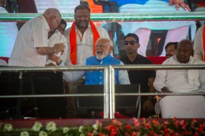 কর্ণাটকে ভোটের প্রচারে নরেন্দ্র মোদী ও এইচ ডি দেবেগৌড়া