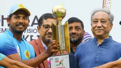 ডিপিএল চ্যাম্পিয়ন্স ট্রফি তুলে দিচ্ছেন বিসিবি সভাপতি নাজমুল হাসান পাপন। ছবি: দেশ রূপান্তর