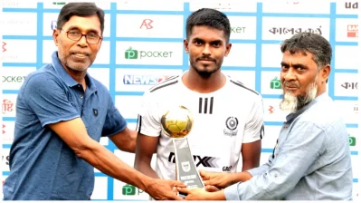 ম্যাচসেরার পুরস্কার নিচ্ছেন শাহরিয়ার ইমন। ছবি: সংগৃহীত