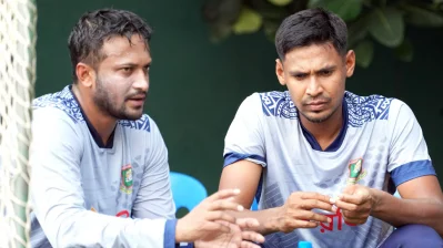 চতুর্থ ম্যাচে দেখা যাবে টি-টোয়েন্টিতে বাংলাদেশের দুই তারকা সাকিব ও মোস্তাফিজকে। তার আগে অনুশীলনে দুজন
