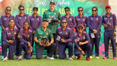নারী ক্রিকেট দলের সঙ্গে মার্কিন সহকারী পররাষ্ট্রমন্ত্রী ডোনাল্ড লু ও মার্কিন রাষ্ট্রদূত পিটার হাস। ছবি: দেশ রূপান্তর