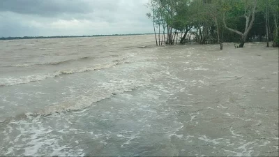 জোয়ারে সুন্দরবনের বিস্তীর্ণ এলাকা প্লাবিত।