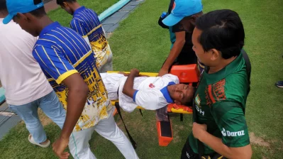 মোশারফ মাঠ ছাড়লেন স্ট্রেচারে। ছবি: মোশারফ ভুবন