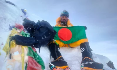 লোৎসের চূড়ায়। ছবি: ভার্টিক্যাল ড্রিমার্সের সৌজন্যে