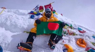 এভারেস্টের চূড়ার কাছে। ছবি: ভার্টিক্যাল ড্রিমার্সের সৌজন্যে