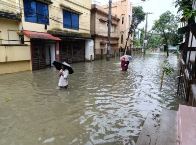 ভারী বৃষ্টিপাতে সিলেট নগরীর বিভিন্ন এলাকায় হাঁটুসমান পানি 