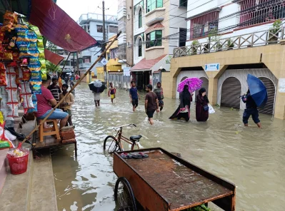 ভারী বৃষ্টিপাতে সিলেট নগরীর বিভিন্ন এলাকায় হাঁটুসমান পানি 