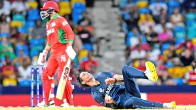 নিজের বলে নিজেই ক্যাচ নিলেন ডেভিড ভিসা