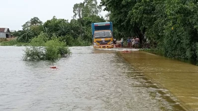 পাহাড়ি ঢলে তলিয়ে যাচ্ছে সুনামগঞ্জের রাস্তাঘাট।