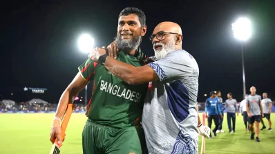 ঠান্ডা মাথার ইনিংসে দলকে জেতানোর পর এভাবেই রিয়াদকে আলিঙ্গন করেন কোচ হাথুরু