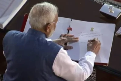 শপথের পর স্বাক্ষর করছেন মোদি