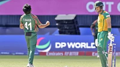 রেজা হেনড্রিকসকে প্রথম বলেই এলবিডাব্লিউ করেন তানজিম সাকিব