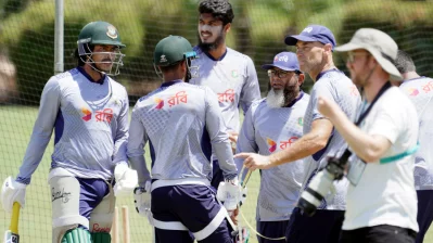 কোন উপায়ে স্পিনারদের বধ করা যায়, তা লিটন বুঝে নিচ্ছেন মুশতাকের কাছ থেকে।