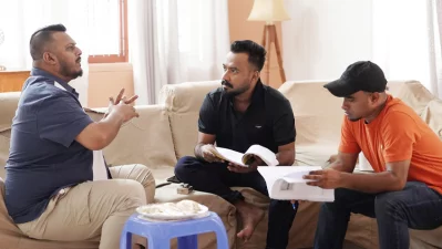 শুটিংয়ে জিয়াউল হক পলাশকে দৃশ্য বুঝাচ্ছেন নির্মাতা ঈমন 